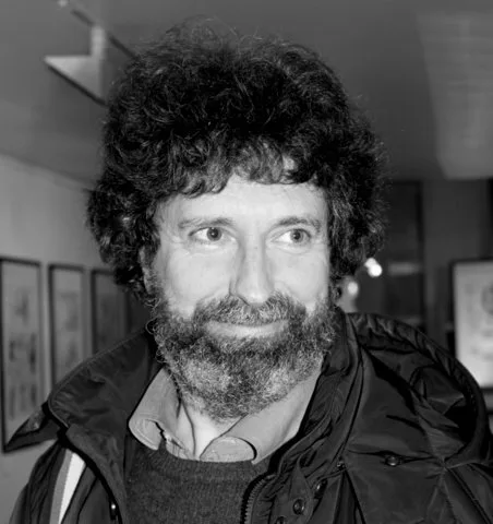 Portrait de l'artiste peintre Andrea Clanetti Santa Rossa dans son atelier